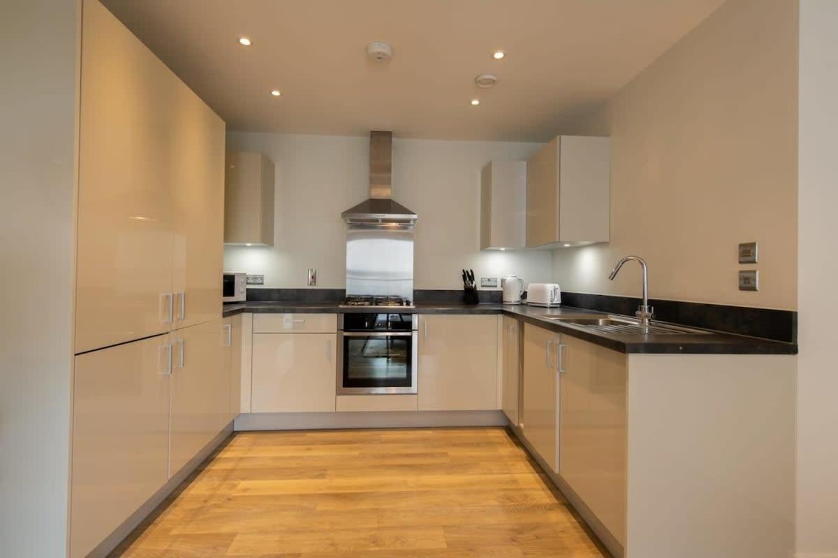 Fantastic 1 Bed Apartment In Crawley Exterior photo