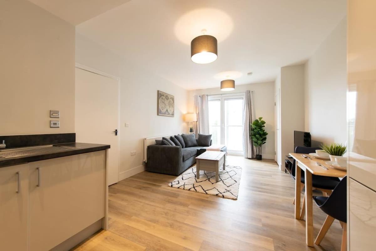 Fantastic 1 Bed Apartment In Crawley Exterior photo