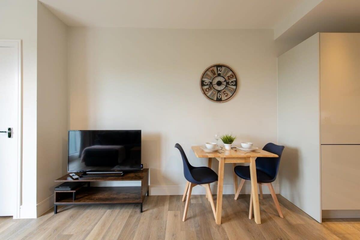 Fantastic 1 Bed Apartment In Crawley Exterior photo