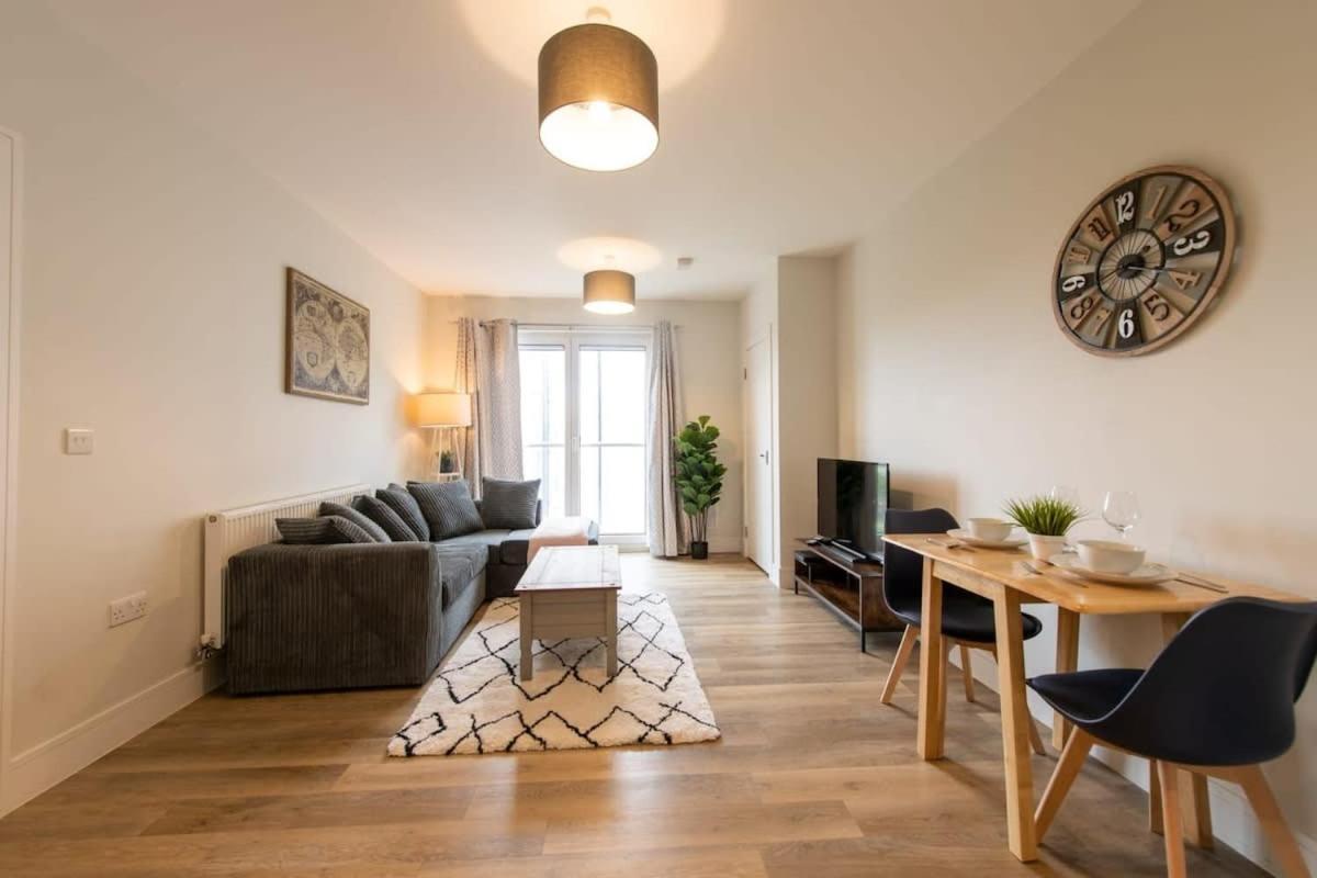 Fantastic 1 Bed Apartment In Crawley Exterior photo