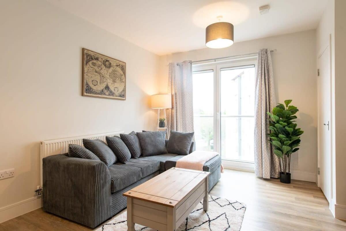 Fantastic 1 Bed Apartment In Crawley Exterior photo