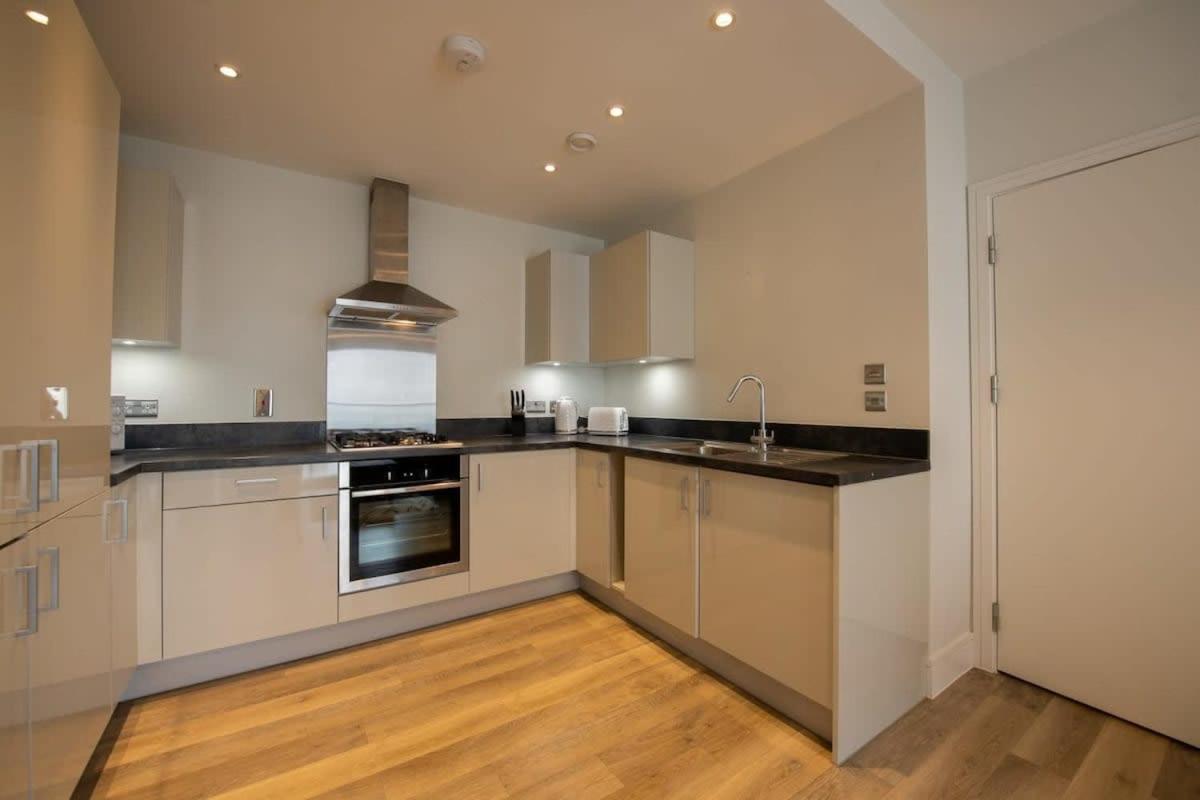 Fantastic 1 Bed Apartment In Crawley Exterior photo